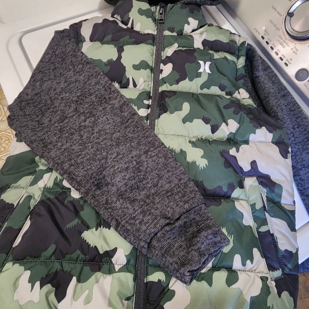 Hurley Green Camo Puffer Vest with Gray Sleeves (NWOT)